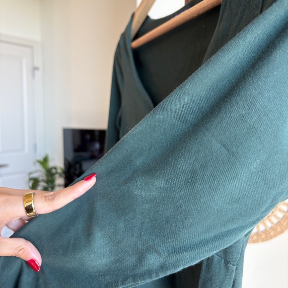 BRANDY MELVILLE GREEN LONG SLEEVE - Picture 2 of 3